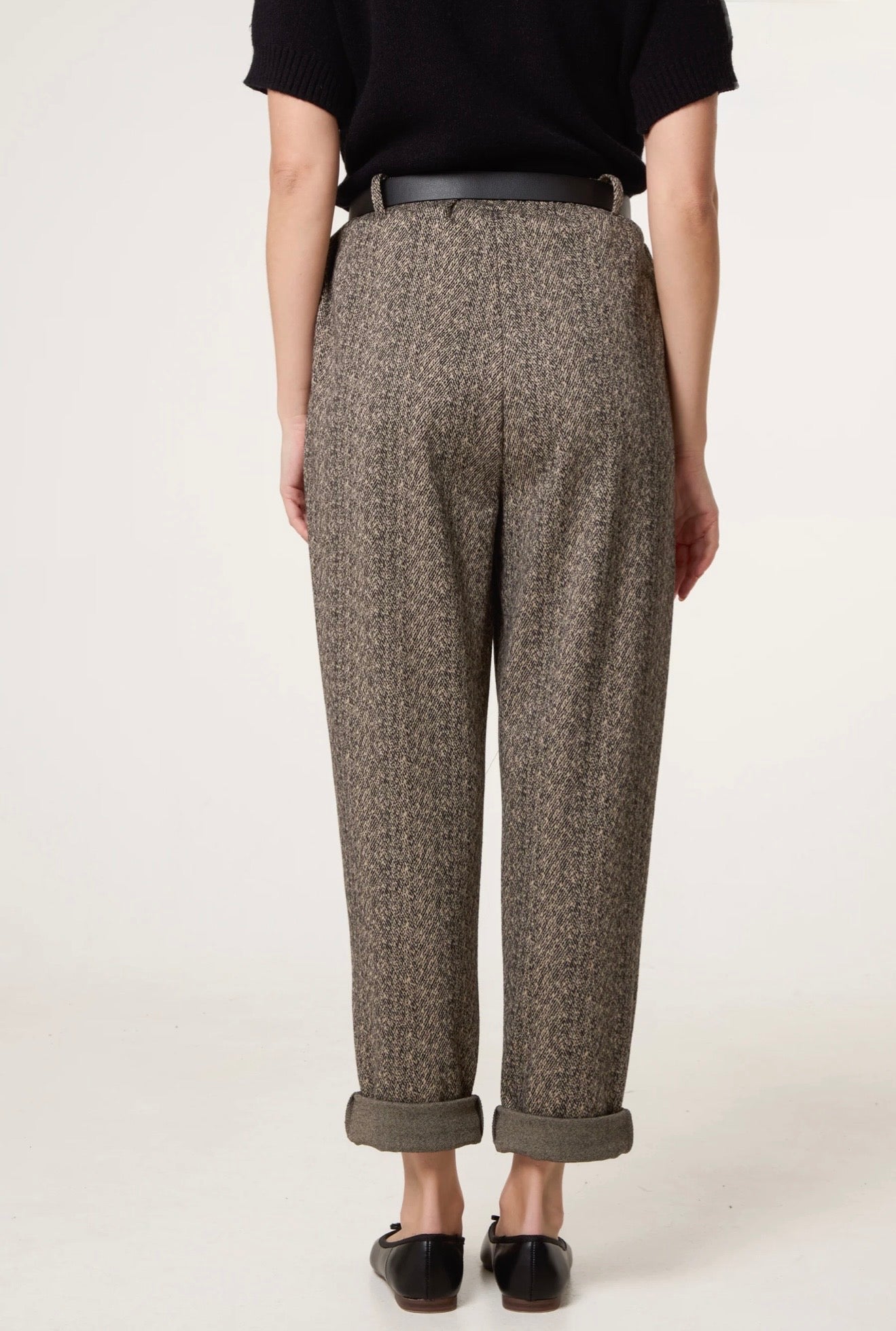 Back view of Londra belted herringbone trousers — stylish smart-casual wardrobe essential.