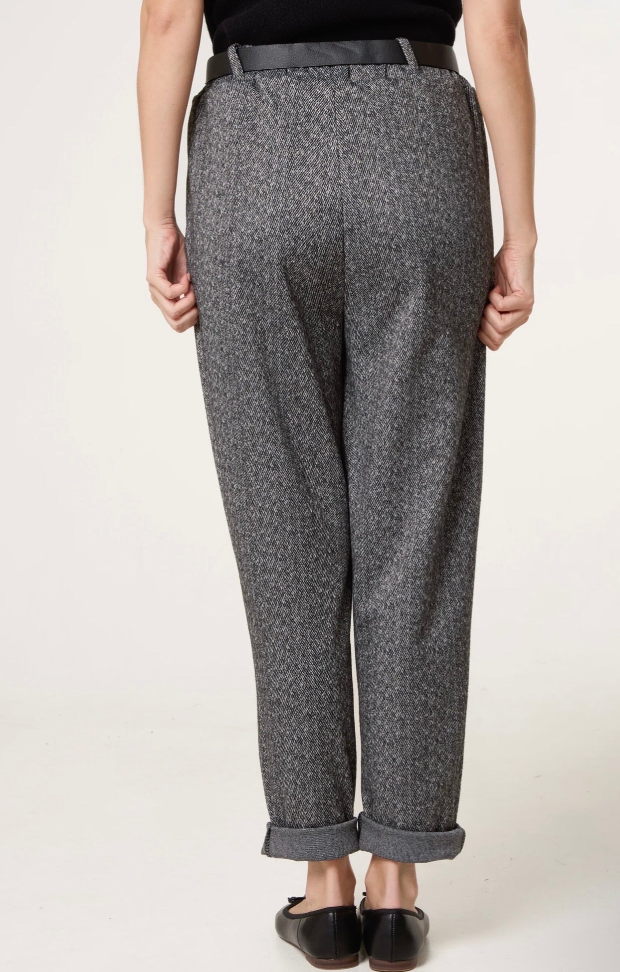 Grey herringbone tapered trousers with belt — Londra by Aria Italian Style Boutique.