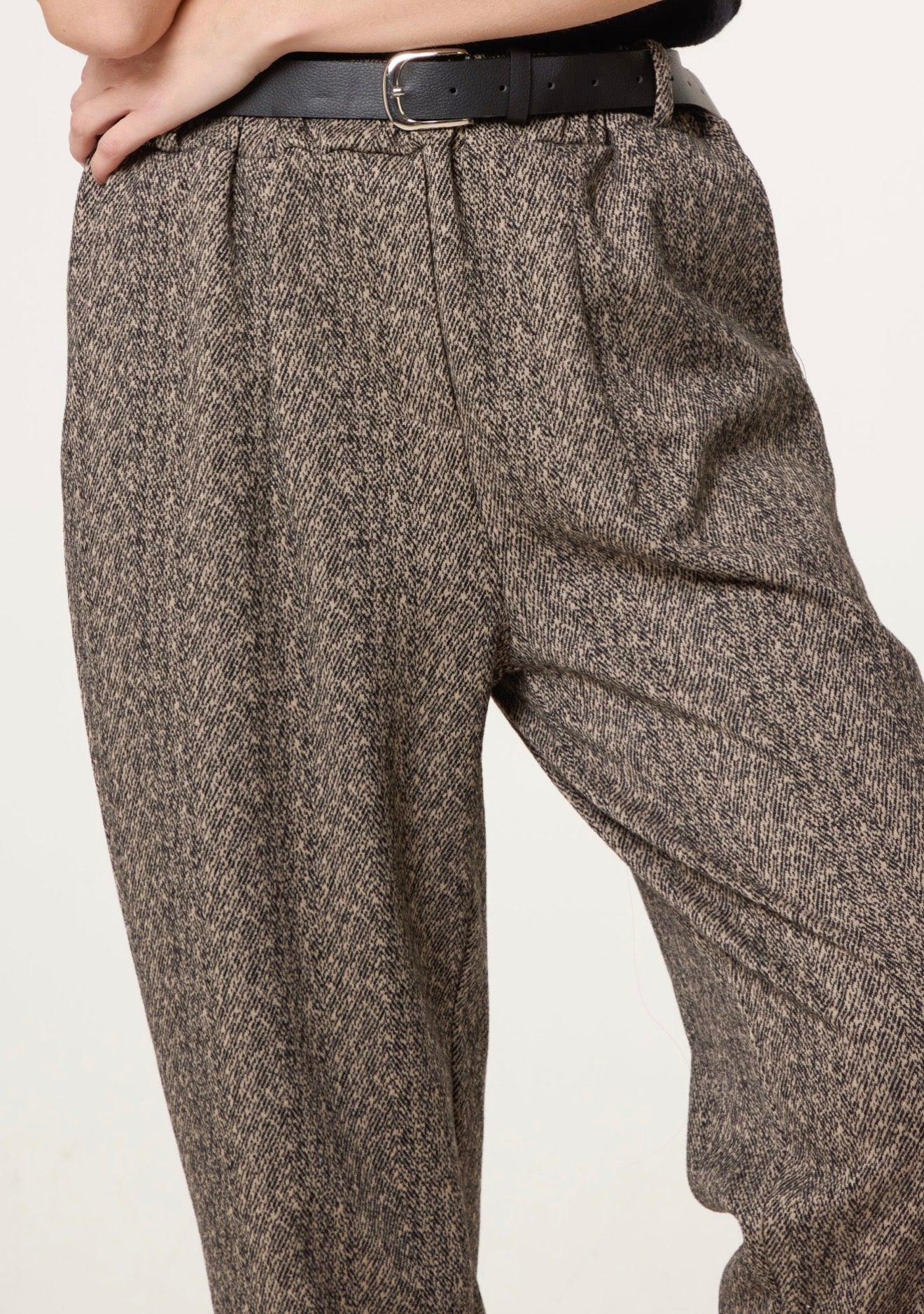 Side view of Londra camel herringbone trousers — chic tapered silhouette.