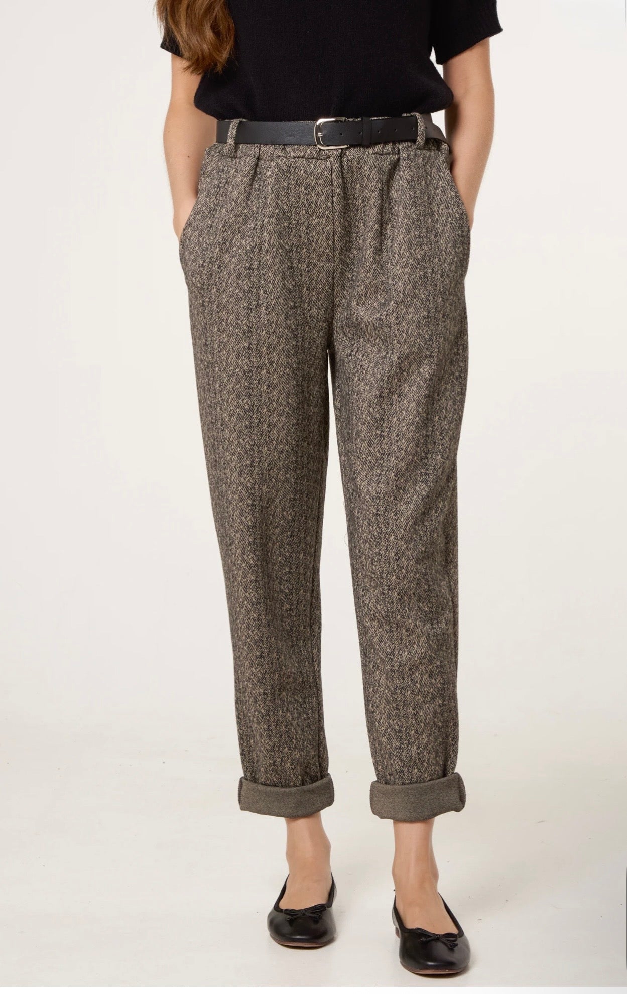 Smart-casual Londra herringbone trousers for everyday wear — Italian inspired tailoring In camel colour.